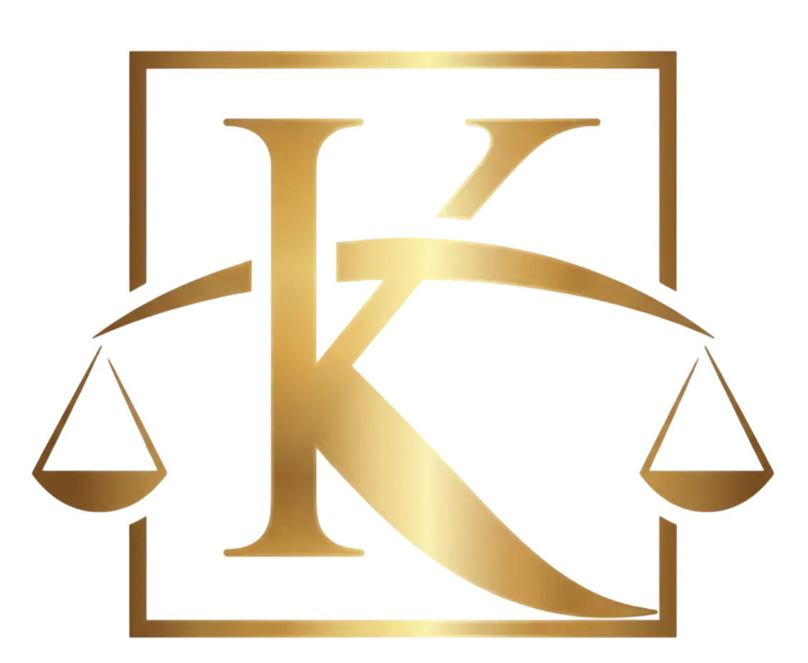 Logotipo dourado de balança de justiça com letras K e A, símbolo de advocacia.